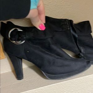Peep toe heel